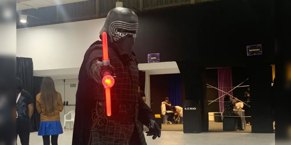 Cosplay do personagem Kylo Ren, de 'Star Wars', fez sucesso durante o 'Geek Festival PG'