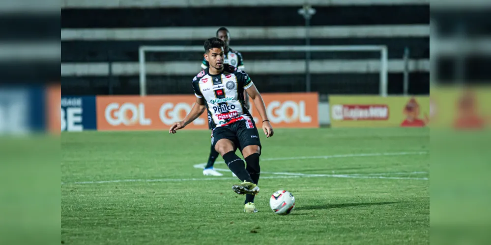 Marcos Vinícius, de 18 anos, celebrou a estreia na equipe principal.