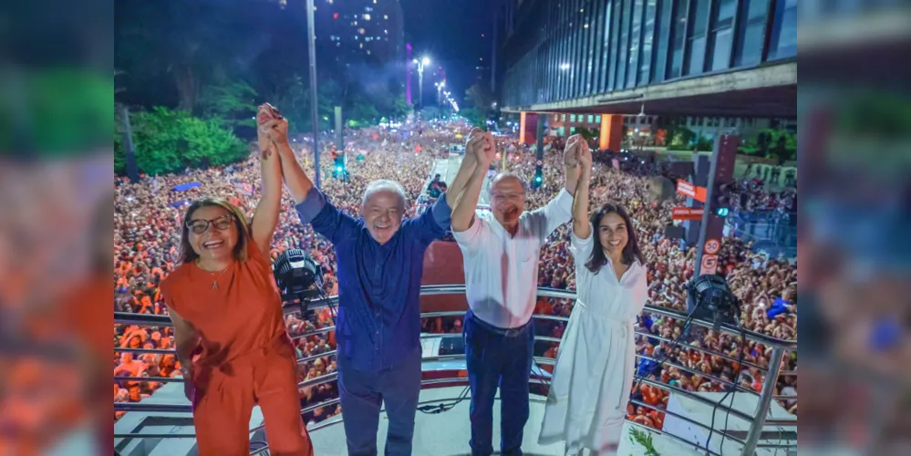 Lula e seu vice, Geraldo Alckmin, além de suas esposas, durante a celebração de vitória