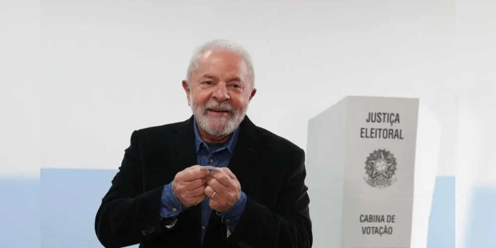 Lula (PT) dá beijo em comprovante de votação, neste domingo (2)