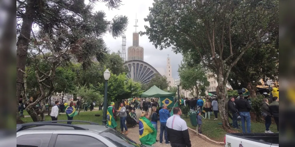 Manifestantes realizam atos antidemocráticos na Praça Marechal Floriano Peixoto
