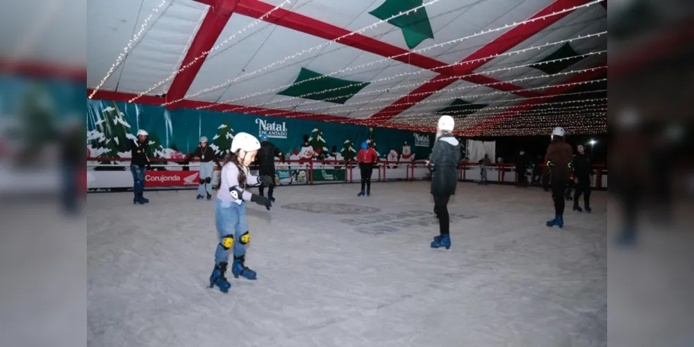 Pista de patinação no gelo é atração no 'Natal Encantado'