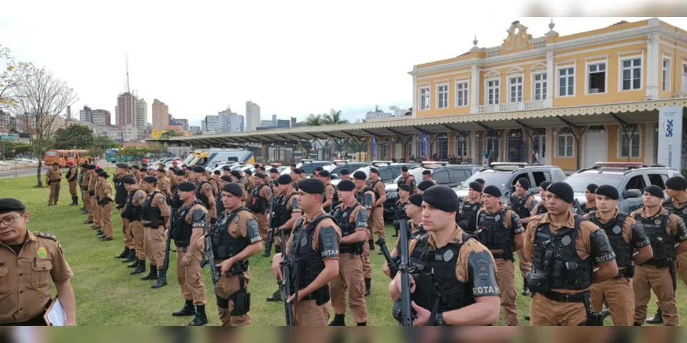 Diversos agentes de segurança estiveram em frente da Estação Arte, em Ponta Grossa