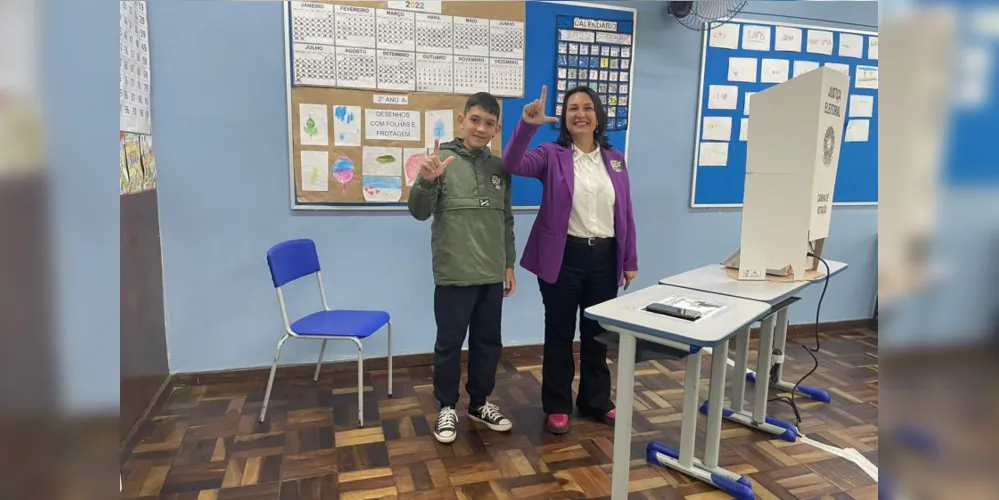 Angela Machado (Psol) votou na manhã deste domingo (2), em Curitiba, acompanhada de familiares e assessores