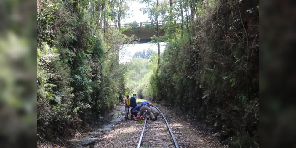 Barranco dá para uma linha férrea, onde aconteceu a situação