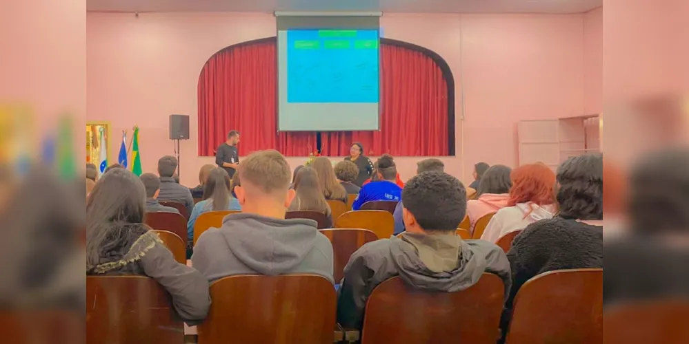 A iniciativa, em parceria com o Conselho Tutelar, ocorre a convite da escola e busca proporcionar espaços de reflexão e conhecimento, além de suprir demandas dos alunos.