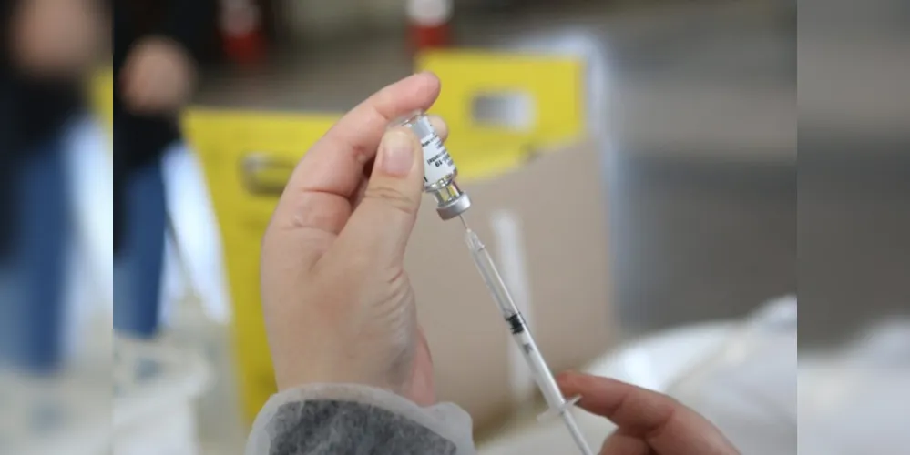 Imunizante estará disponível nas salas de vacinação de Ponta Grossa, além do 'Ônibus da Vacina'