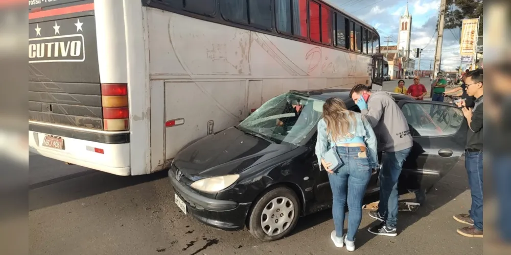 Peugeot 207 bateu em ônibus que seguia pela Carlos Cavalcanti