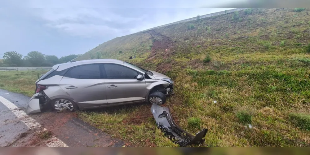 Acidente foi no acesso secundário de Ponta Grossa, na manhã deste sábado; motorista foi encaminhado ao hospital
