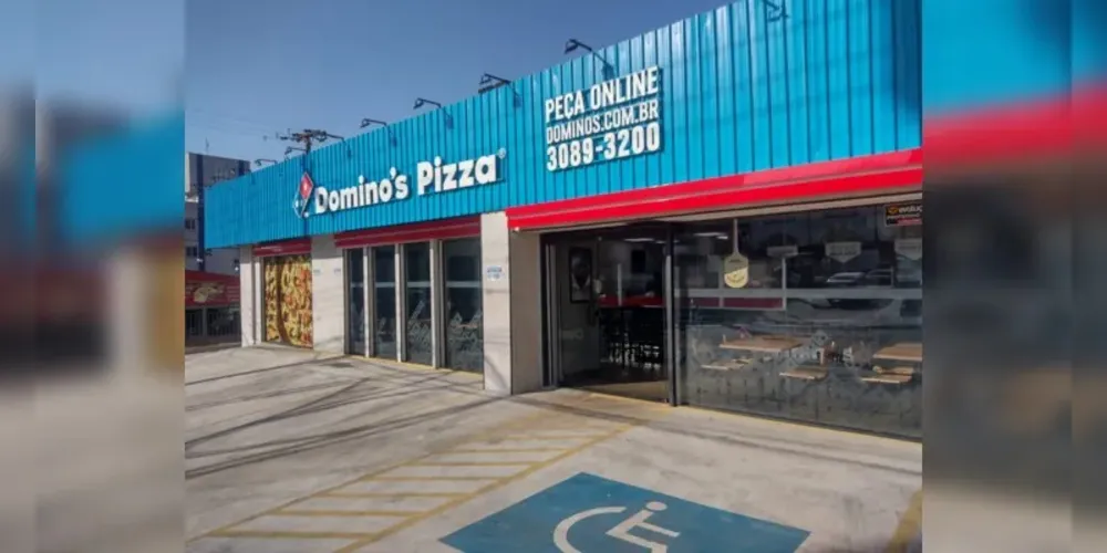 Na compra de uma pizza do tamanho médio ou grande, o cliente Domino’s ganha outra pizza do mesmo tamanho e sabor