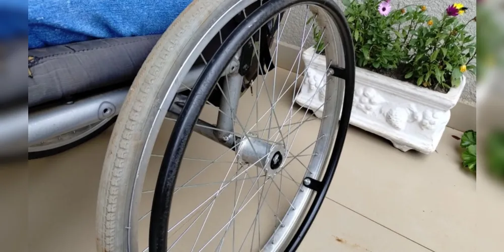 Os pneus da cadeira de rodas estão gastos e podem estourar