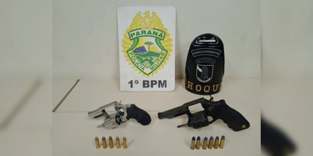 Armas que estavam com os suspeitos (foto) foram apreendidas pelos policiais