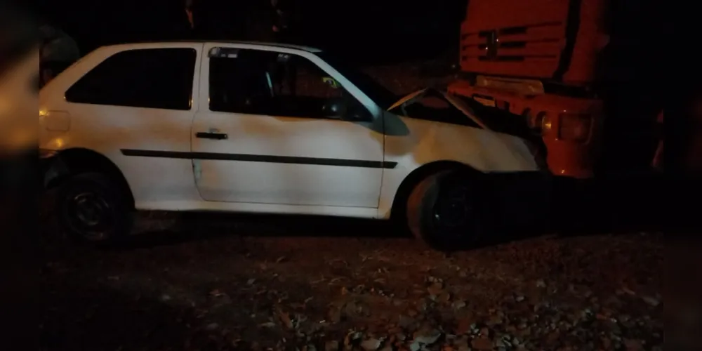 Volkswagen Gol estava com duas pessoas; uma delas conseguiu fugir após o acidente