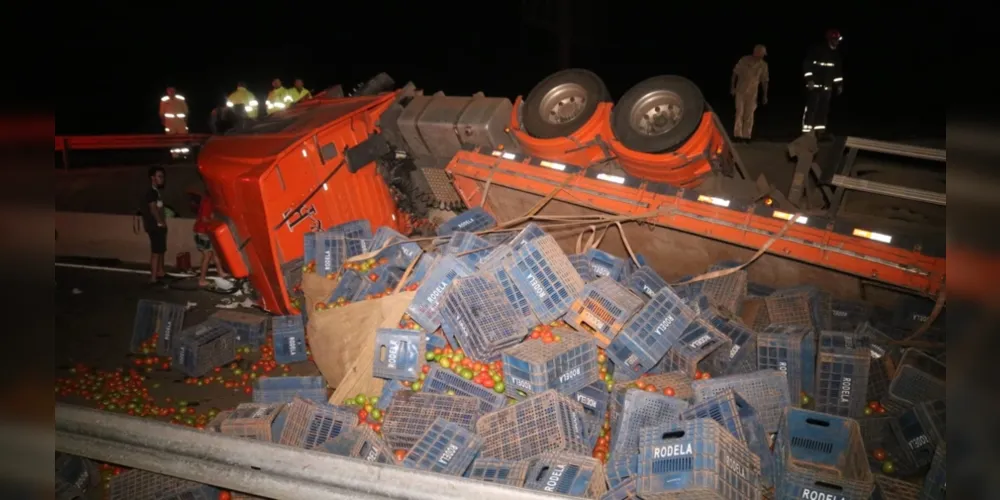 Caminhão carregado de tomate tomba na BR 277 em Matelândia