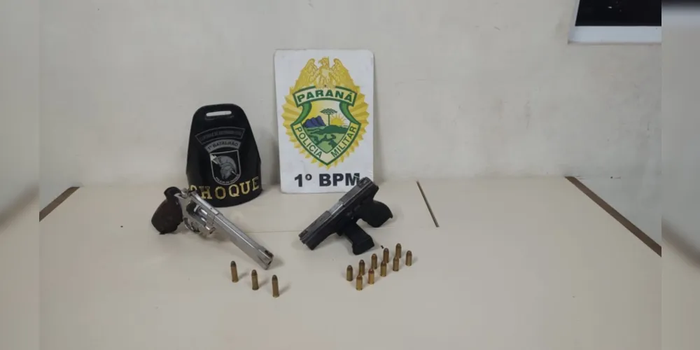 Uma das armas foi encontrada em cima da mesa na residência do suspeito