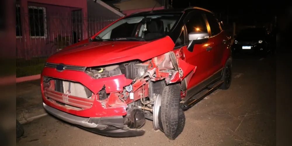 A placa do carro ficou caída no local do acidente após a colisão.