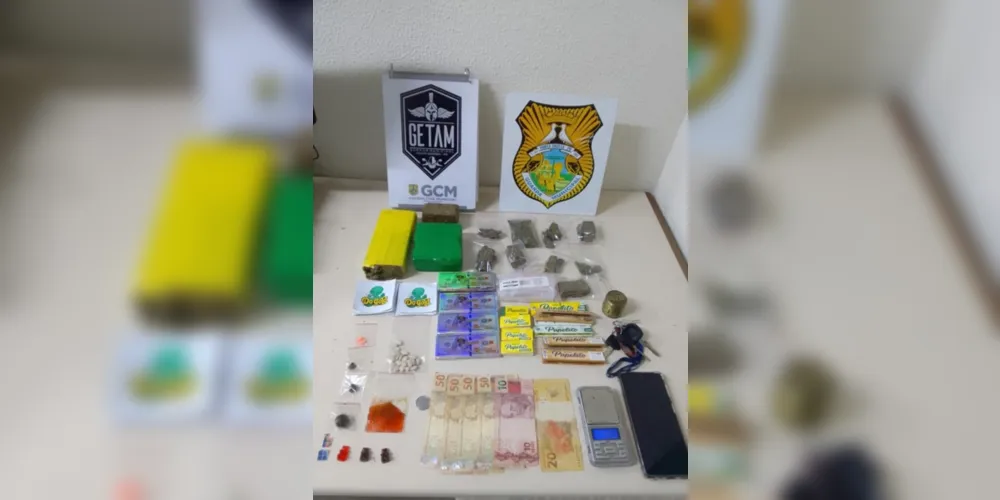 Drogas, balança, palitos, adesivos e dinheiro em espécie foram encontrados