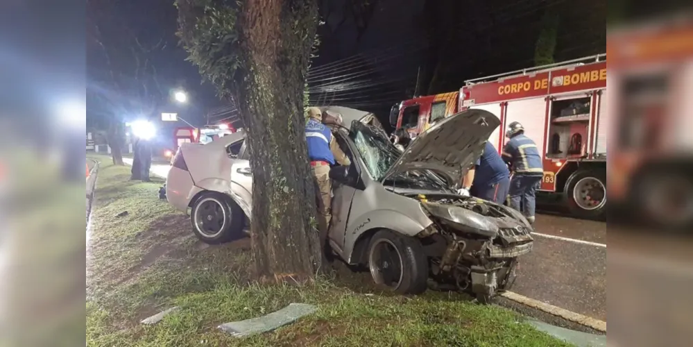 A jovem era passageira de um Ford Fiesta, modelo sedan, que bateu contra uma árvore em Curitiba