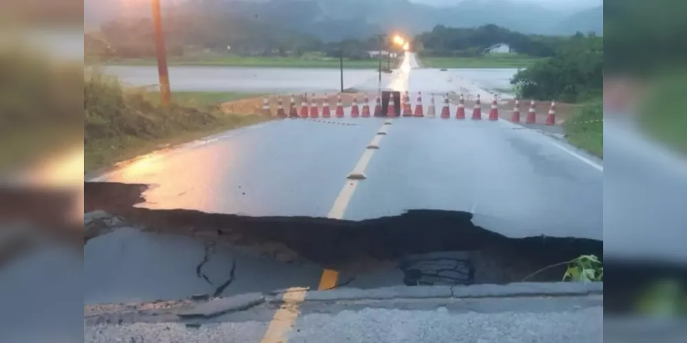 Chuvas abrem cratera e ponte é interditada em Santa Catarina