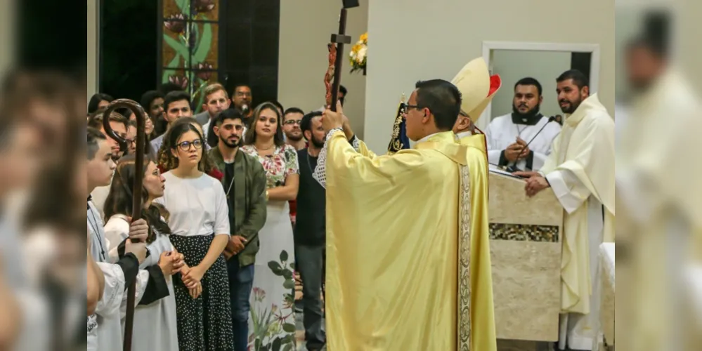 Dom Sergio e padre Wagner entregam a cruz e a imagem de Nossa Senhora Aparecida aos jovens