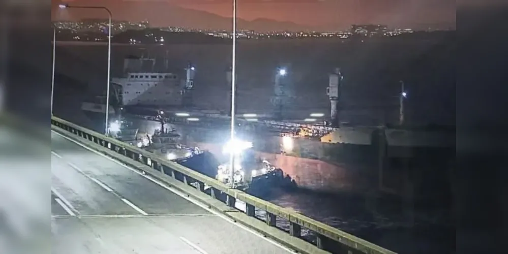 Câmeras mostraram que o navio estava sendo rebocado por 4 rebocadores