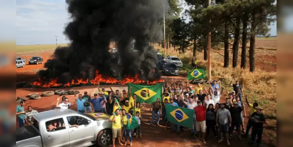 Apoiadores de Jair Bolsonaro em protesto na rodovia BR-251.
