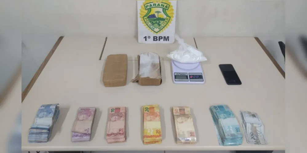 Após denúncias, os policiais encontraram crack, cocaína e dinheiro em espécie na residência do suspeito