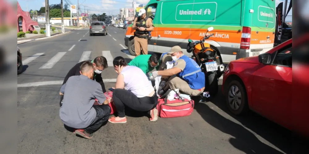 Condutor sofreu uma laceração na canela e foi socorrido por equipes do Corpo de Bombeiros (Siate)