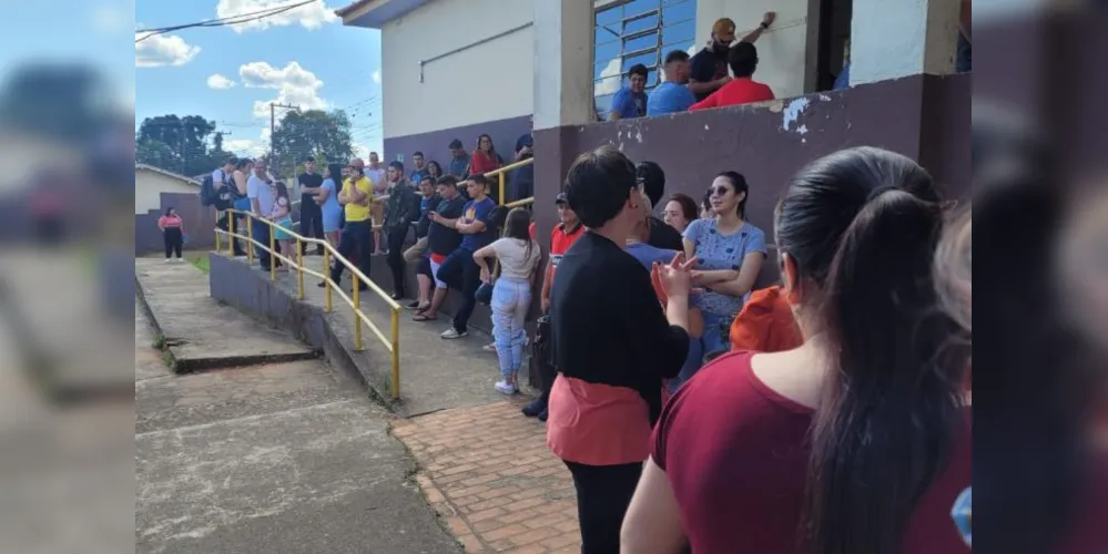 Eleitores enfrentam fila no início da tarde no Colégio General Osório