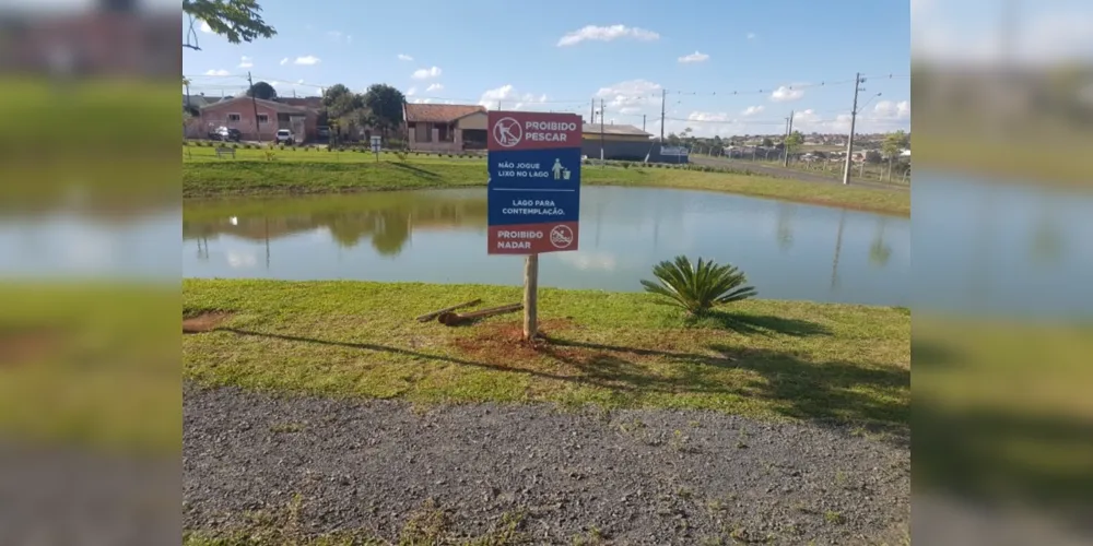 Como o lago é apenas para contemplação, as orientações reforçam que é proibido pescar, nadar e também, logicamente, jogar lixo.