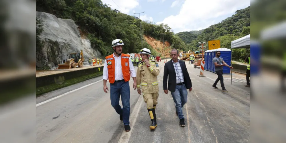 O governador Carlos Massa Ratinho Junior foi até a área afetada pelo deslizamento de terra na BR-376, na Serra do Mar, na manhã desta quinta-feira (01).