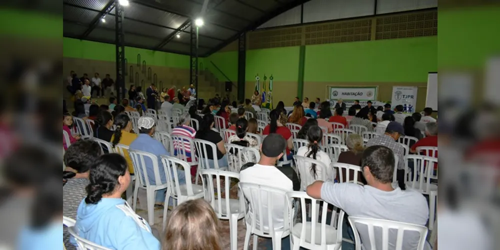 Durante a noite de quarta (5), na quadra da Escola Municipal Júlio de Mesquita Filho, ocorreu a audiência pública referente à regularização