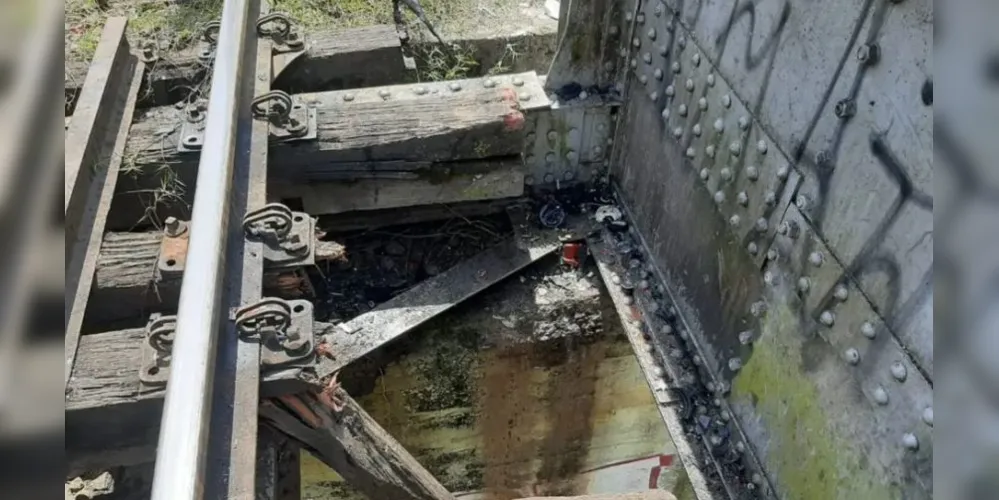 Fiat Siena bateu contra um trem na madrugada deste domingo (13) nas proximidades de uma ponte
