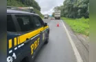 Moto bate contra traseira de caminhão e causa morte de mulher