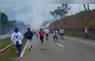Pancadaria entre torcedores do Palmeiras e Cruzeiro fecha rodovia; veja vídeos