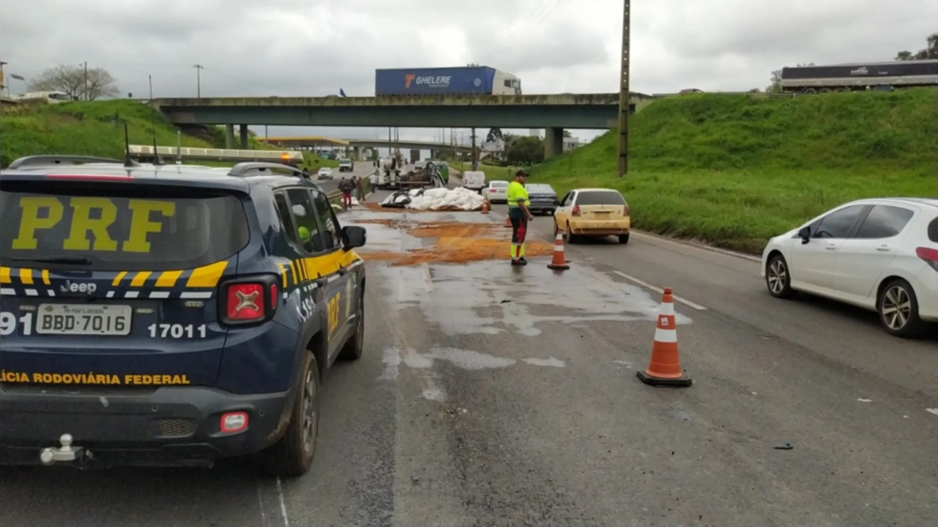 Caminhão tomba e bloqueia parcialmente a BR-376 em PG | aRede