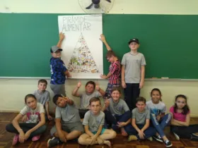 Diversas atividades compuseram a aula, como a construção de uma pirâmide alimentar