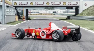 Trata-se de um exemplar da Ferrari F2003-GA, o carro em que o alemão conquistou o seu sexto mundial de pilotos na categoria no ano de 2003