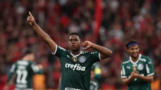 O jogador Endrick, do Palmeiras, comemora seu gol contra a equipe do Furacão