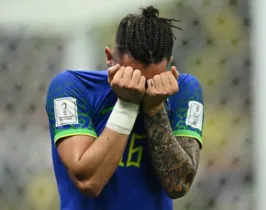 Alex Telles saiu chorando de campo na derrota do Brasil para o Camarões, na última sexta-feira