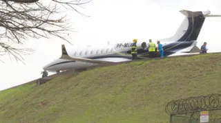 Avião (foto) quase despencou para fora da pista do aeroporto