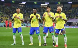 Raphinha, Vini Jr., Paquetá e Neymar comemorando um dos gols do Brasil