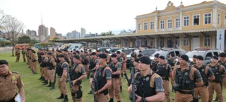 Diversos agentes de segurança estiveram em frente da Estação Arte, em Ponta Grossa