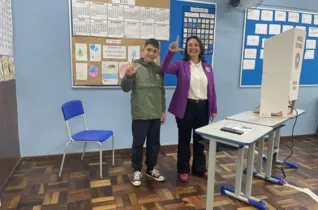 Angela Machado (Psol) votou na manhã deste domingo (2), em Curitiba, acompanhada de familiares e assessores