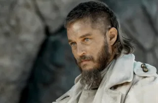 O ator protagonizou a série 'Vikings' como Ragnar Lothbrok
