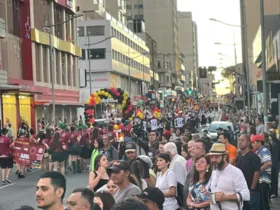 A 31ª edição da Münchenfest inicia nesta sexta-feira (25), em Ponta Grossa. Neste momento, acontece o desfile dos blocos, na avenida Vicente Machado. Confira ao vivo como está sendo o evento no Portal aRede.