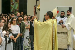 Dom Sergio e padre Wagner entregam a cruz e a imagem de Nossa Senhora Aparecida aos jovens
