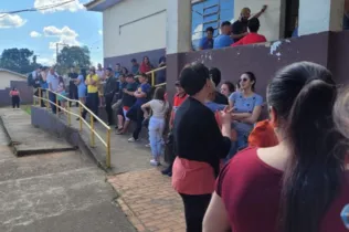 Eleitores enfrentam fila no início da tarde no Colégio General Osório