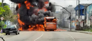 O ônibus articulado foi incendiado no cruzamento das ruas Manoel Martins de Abreu com Chile