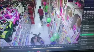 Câmeras de segurança flagraram o momento das agressões contra o lojista